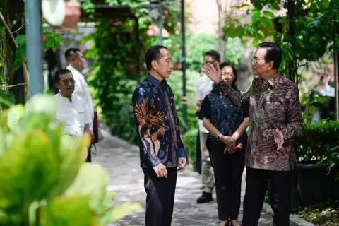 Pertemuan Jokowi dan Sultan HB X Ada Kaitannya dengan Rencana Mega-Prabowo Bertemu, Motif Batik Jadi Sorotan