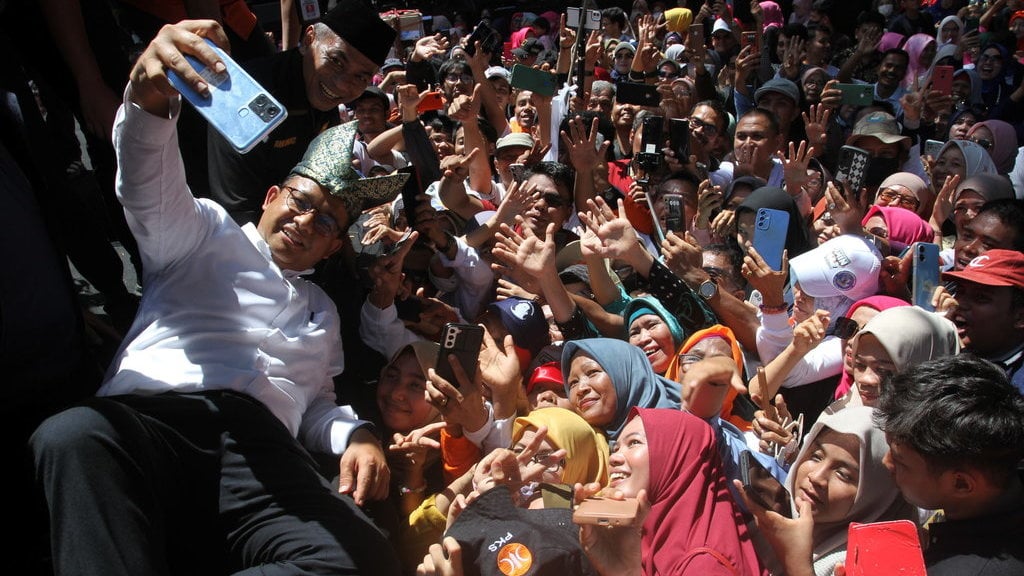 Calon presiden nomor urut 1 Anies Rasyid Baswedan berswafoto dengan pendukungnya saat kampanye terbuka di pelataran parkir Gor H. Agus Salim, Padang, Sumatera Barat, Kamis (25/1/2024). ANTARA FOTO/Muhammad Arif Pribadi/foc.