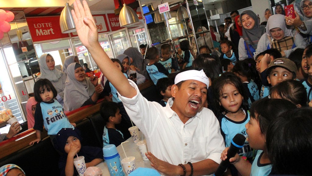 Calon Wakil Gubernur Jawa Barat nomor urut empat Dedi Mulyadi menghibur anak anak saat melakukan kunjungan di Pasar Proyek, Bekasi, Jawa Barat, Kamis (15/3/18). ANTARA FOTO/Risky Andrianto/foc/18.