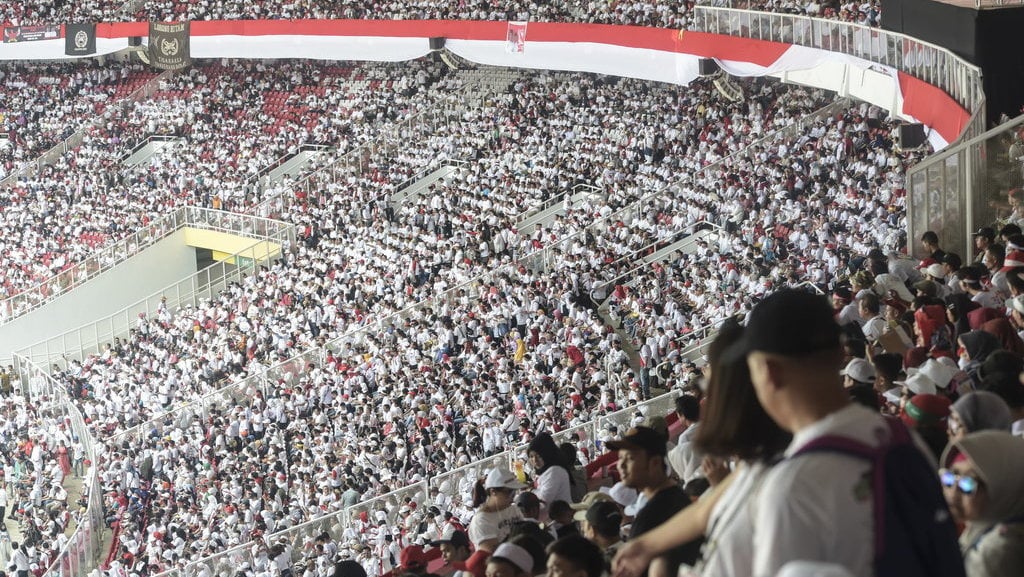 Pendukung pasangan Capres dan Cawapres nomor urut 01, Joko Widodo (Jokowi)-Ma'ruf Amin mengikuti Konser Putih Bersatu dalam rangka kampanye akbar pasangan pasangan tersebut di Gelora Bung Karno (GBK), Jakarta, Sabtu (13/4/2019). ANTARA FOTO/Nova Wahyudi/aww.
