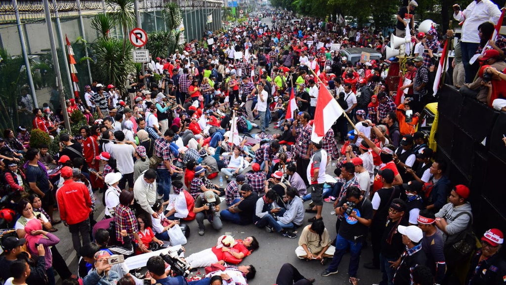 Masa pendukung Ahok berdemonstrasi di depan LP Cipinang usai putusan sidang kasus dugaan penistaan agama dengan terdakwa Ahok, Jakarta, Selasa (9/5). tirto.id/Arimacs Wilander