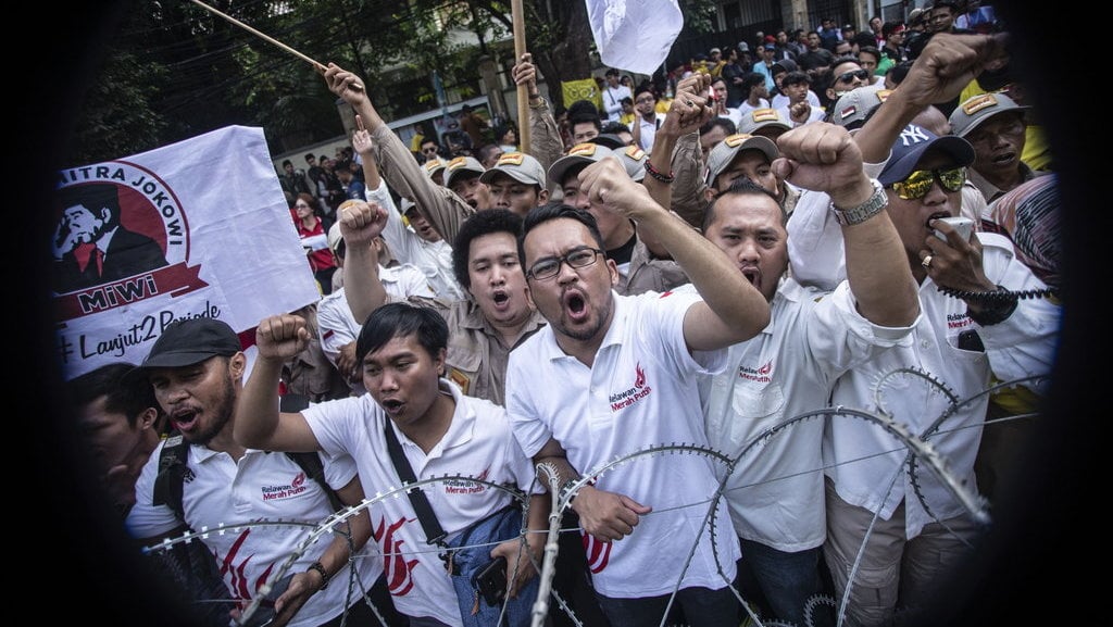 Sejumlah relawan pendukung pasangan calon presiden petahana Joko Widodo dan calon wakil presiden Ma'ruf Amin berorasi di depan Kantor KPU Pusat, Jakarta, Jumat (10/8/2018). ANTARA FOTO/Aprillio Akbar