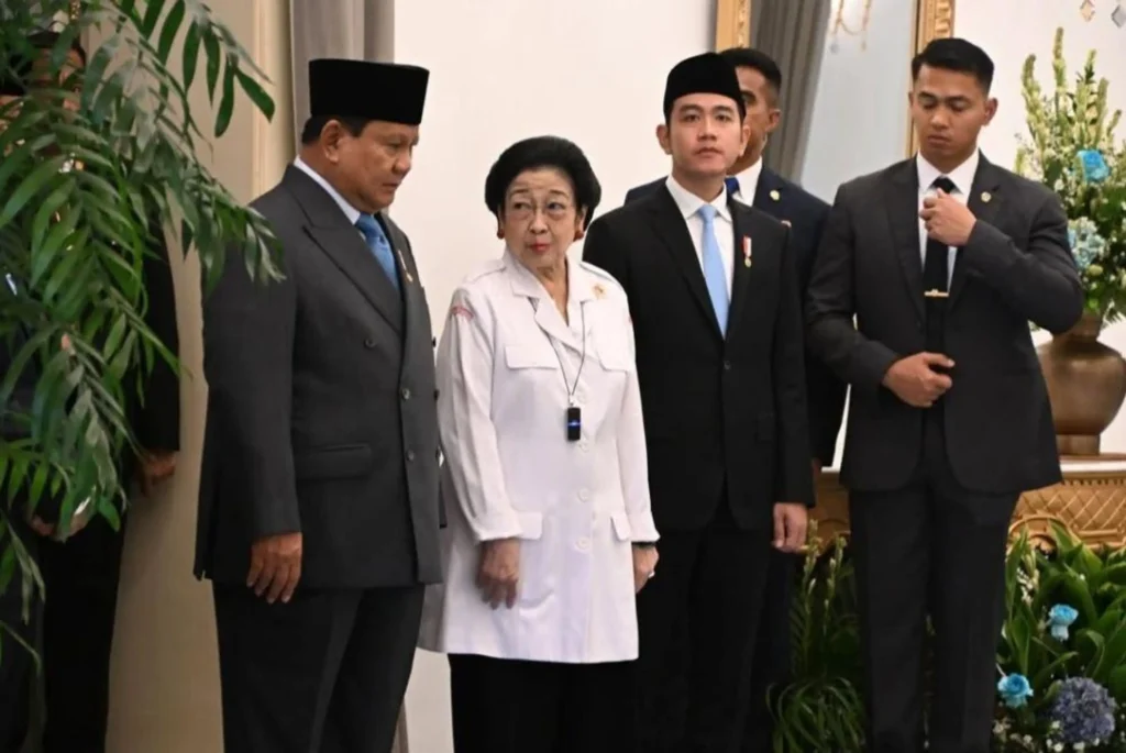 Gibran Rakabuming Raka berdiri di samping kiri Megawati