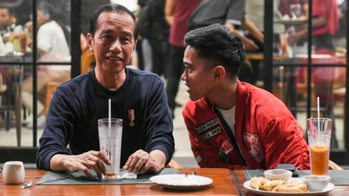 Untung-Rugi Jokowi Pilih PSI