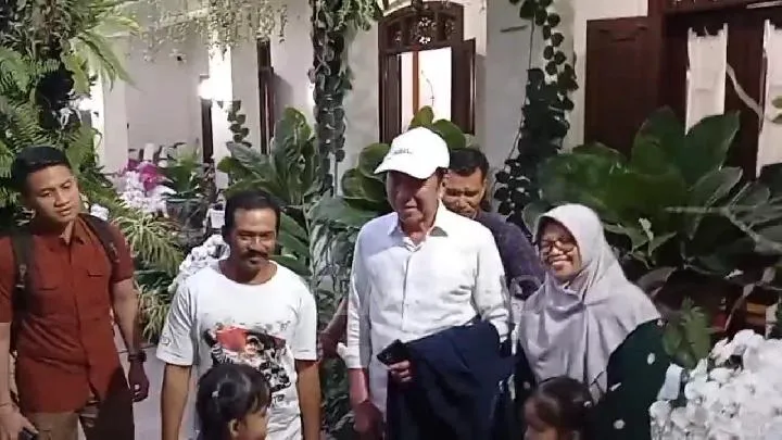 Sinyal mantan Presiden Jokowi bergabung Partai Soildaritas Indonesia semakin kuat setelah pemberian jaket partai menjelang Kongres PSI.