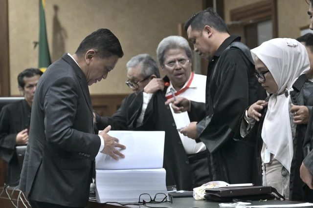 Hasto Kristiyanto berbicara dengan tim kuasa hukumnya usai sidang pembacaan tuntutan di Pengadilan Tipikor, Jakarta