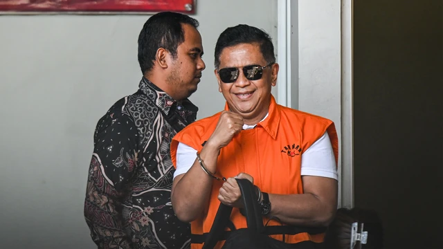 Hasto Kristiyanto melambaikan tangan setibanya di Rumah Tahanan Kelas 1 Jakarta Timur