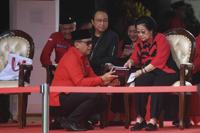 Megawati Soekarnoputri (kanan) berbincang dengan Sekjen Hasto Kristiyanto (kiri)