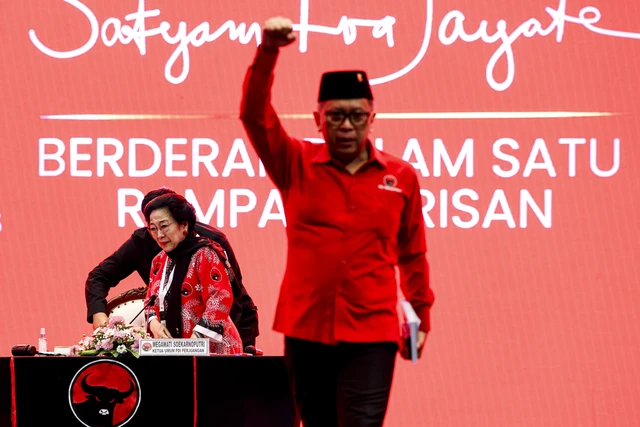 Megawati Soekarnoputri menangis usai menyambut kehadiran Sekjen PDIP periode 2019-2025 Hasto Kristiyanto