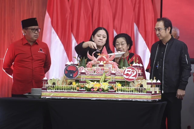 Megawati Soekarnoputri menyaksikan Ketua DPP Puan Maharani memotong tumpeng bersama Ketua DPP Prananda Prabowo dan Sekjen Hasto Kristiyanto
