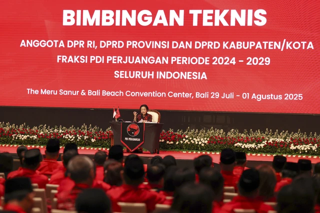 Megawati Soekarnoputri menyampaikan pengarahan pada Bimbingan Teknis (Bimtek)
