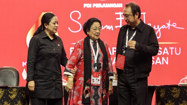 Megawati Soekarnoputri (tengah) didampingi Ketua DPP PDIP Puan Maharani (kiri) dan Ketua DPP PDIP Bidang Ekonomi Kreatif, M. Prananda Prabowo (kanan)