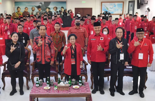 Megawati Sukarnoputri memberikan salam bersama Presiden Joko Widodo, Bakal Capres Ganjar Pranowo, Ketua DPP Puan Maharani, dan Sekjen Hasto Kristiyanto