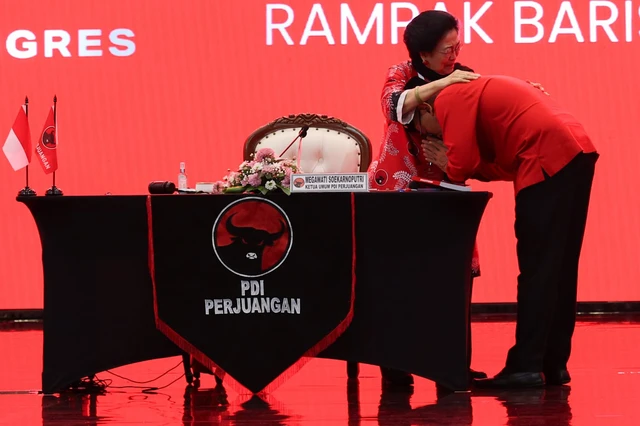 Momen Sekjen PDIP Hasto Kristiyanto menyapa Ketum PDIP Megawati Soekarnoputri