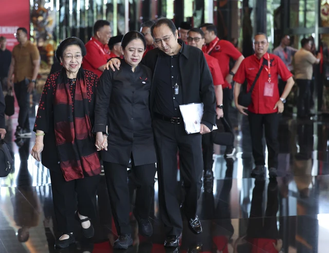 Momen kebersamaan Ketum PDIP Megawati Soekarnoputri dan kedua anaknya, Puan Maharani dan Prananda Prabowo