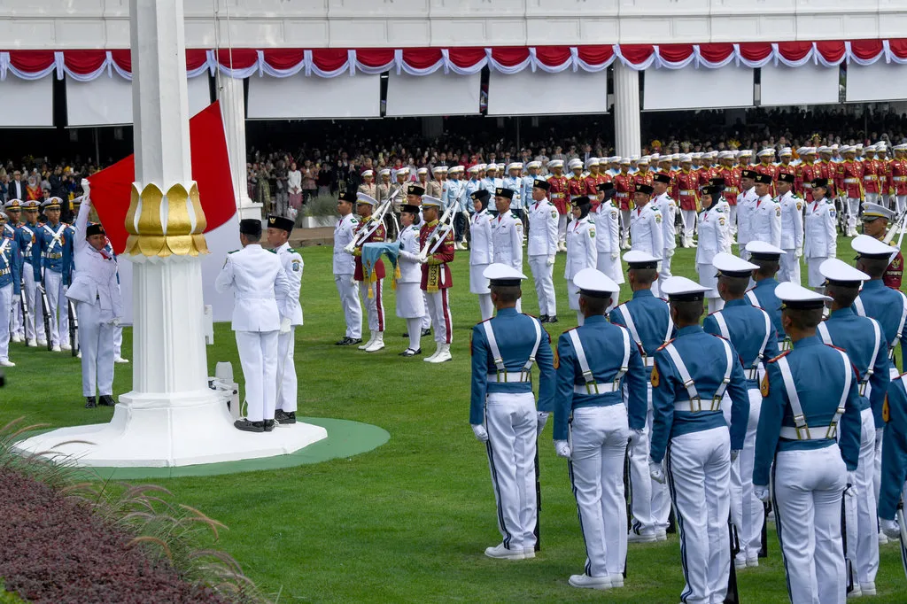 Pasukan Pengibar Bendera Pusaka (Paskibraka) mengibarkan duplikat Bendera Pusaka Merah Putih Upacara pada upacara Peringatan Detik-detik Proklamasi Kemerdekaan ke-80 Republik Indonesia