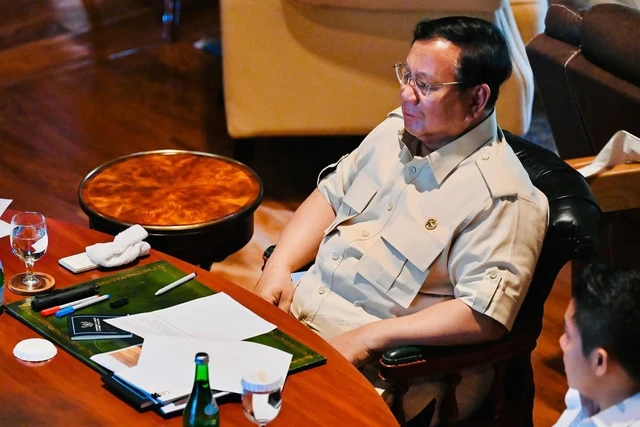 Presiden Prabowo Subianto memimpin rapat di kediaman pribadinya di Hambalang