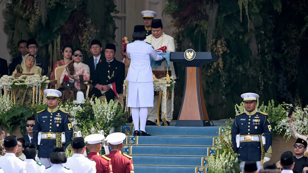 Presiden Prabowo Subianto menyerahkan duplikat Bendera Pusaka Merah Putih