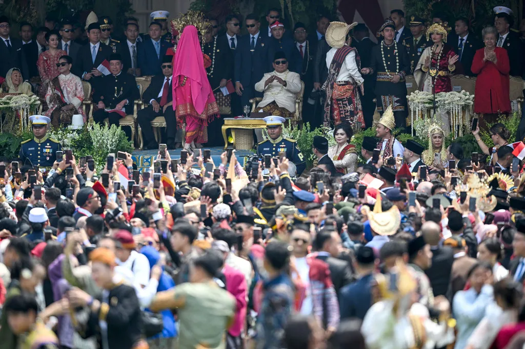 Presiden Prabowo (tengah) bersama tamu undangan menyaksikan hiburan sesuai Upacara Peringatan Detik-detik Proklamasi Kemerdekaan ke-80 Republik Indonesia