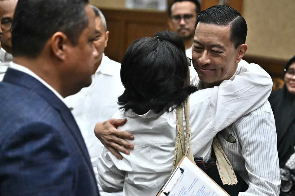Tom Lembong memeluk istri Franciska Wihardja