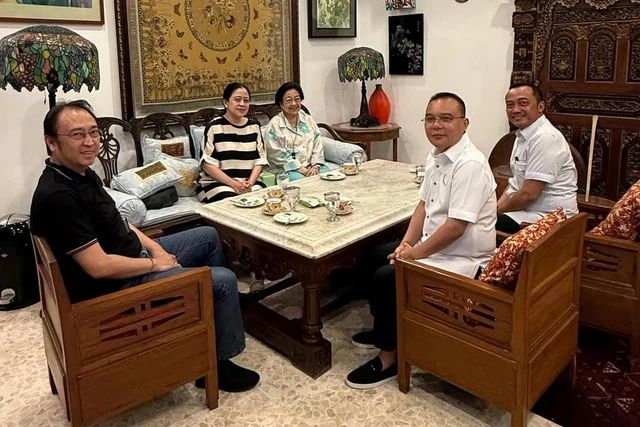 Wakil Ketua DPR Sufmi Dasco Ahmad bersama Mensesneg Prasetyo Hadi bertemu Ketua Umum PDIP Megawati Soekarnoputri