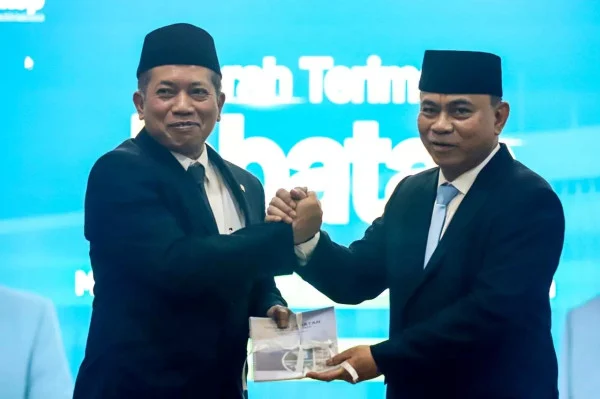 Budi Arie Setiadi menyerahkan jabatan Menteri Koperasi kepada Ferry Juliantono