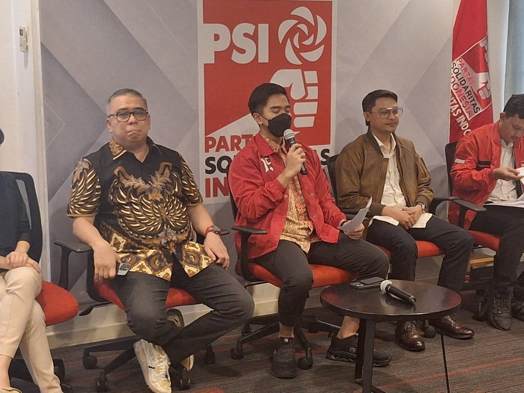 Ketua DPP Partai Solidaritas Indonesia (PSI) Kaesang Pangarep secara simbolis mengusung Wakil Ketua Umum Partai NasDem Ahmad Ali