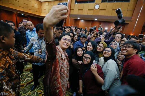 Mantan Menteri Keuangan Sri Mulyani foto bareng pegawai Kementerian Keuangan