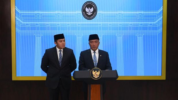 Menteri Sekretaris Negara Prasetyo Hadi (kanan) didampingi Sekretaris Kabinet Teddy Indra Wijaya (kiri)