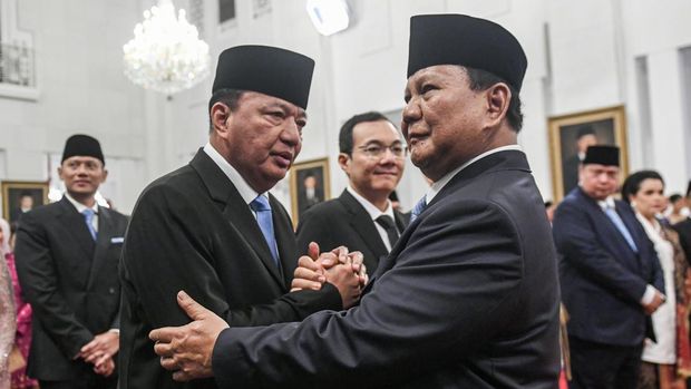 Presiden Prabowo Subianto (kanan) berjabat tangan dengan Menteri Koordinator Bidang Politik dan Keamanan Budi Gunawan (kiri)