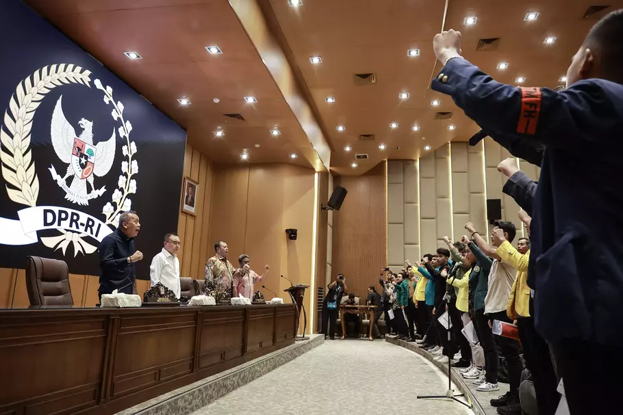 Wakil Ketua DPR Saan Mustopa (kiri), Sufmi Dasco Ahmad (kedua kiri), dan Cucun Ahmad Syamsurijal (ketiga kiri) saat bertemu dengan sejumlah elemen mahasiswa