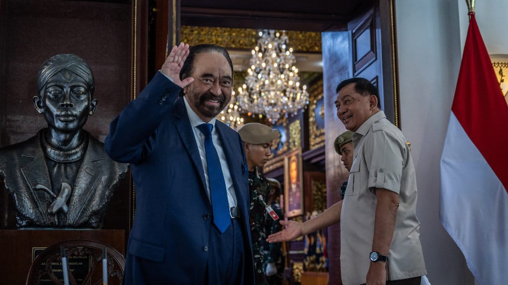 Menteri Pertahanan (Menhan) Sjafrie Sjamsoeddin (kanan) mempersilahkan masuk Ketua Umum DPP Partai Nasdem Surya Paloh (kiri)