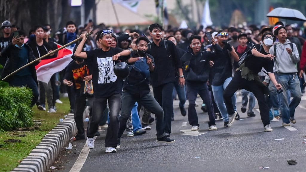 Pengunjuk rasa melakukan aksi 28 Agustus 2025 di kawasan Senayan, Jakarta