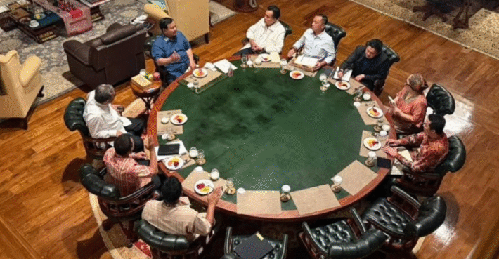 Prabowo Mengisi Malam Minggu Dengan Rapat