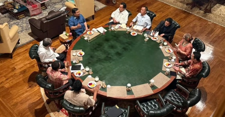 Prabowo Mengisi Malam Minggu Dengan Rapat