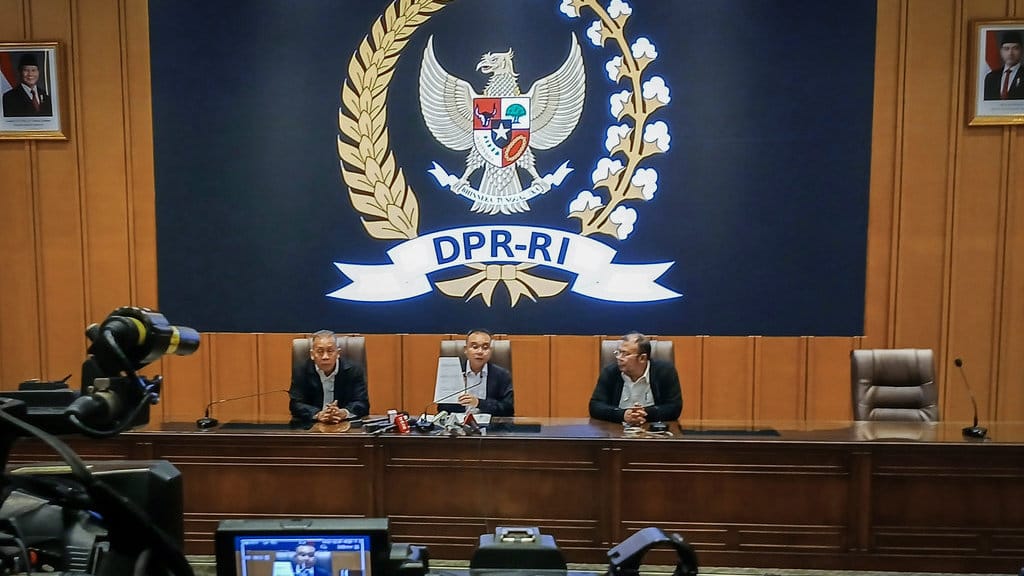 Tiga Wakil Ketua DPR Sufmi Dasco Ahmad (tengah) bersama Saan Mustopa (kiri) dan Cucun Ahmad Syamsurijal (kanan)\