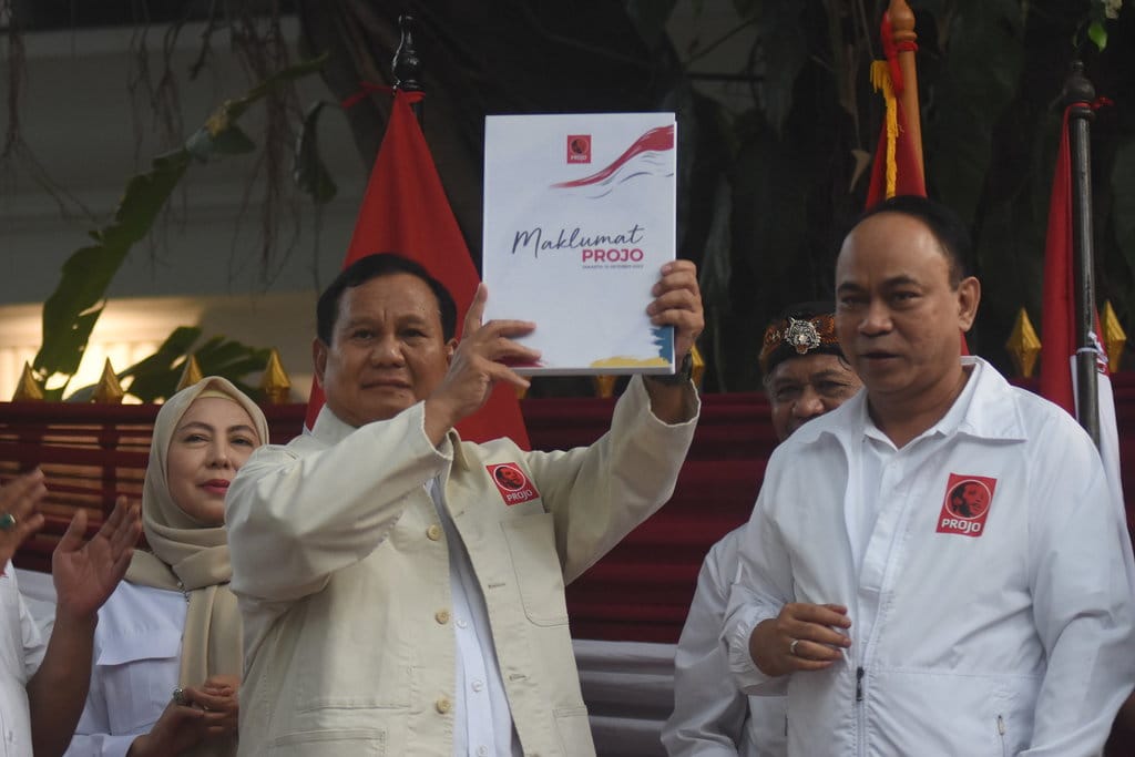 Ketua Umum Partai Gerindra Prabowo Subianto (kiri) menerima buku maklumat Projo