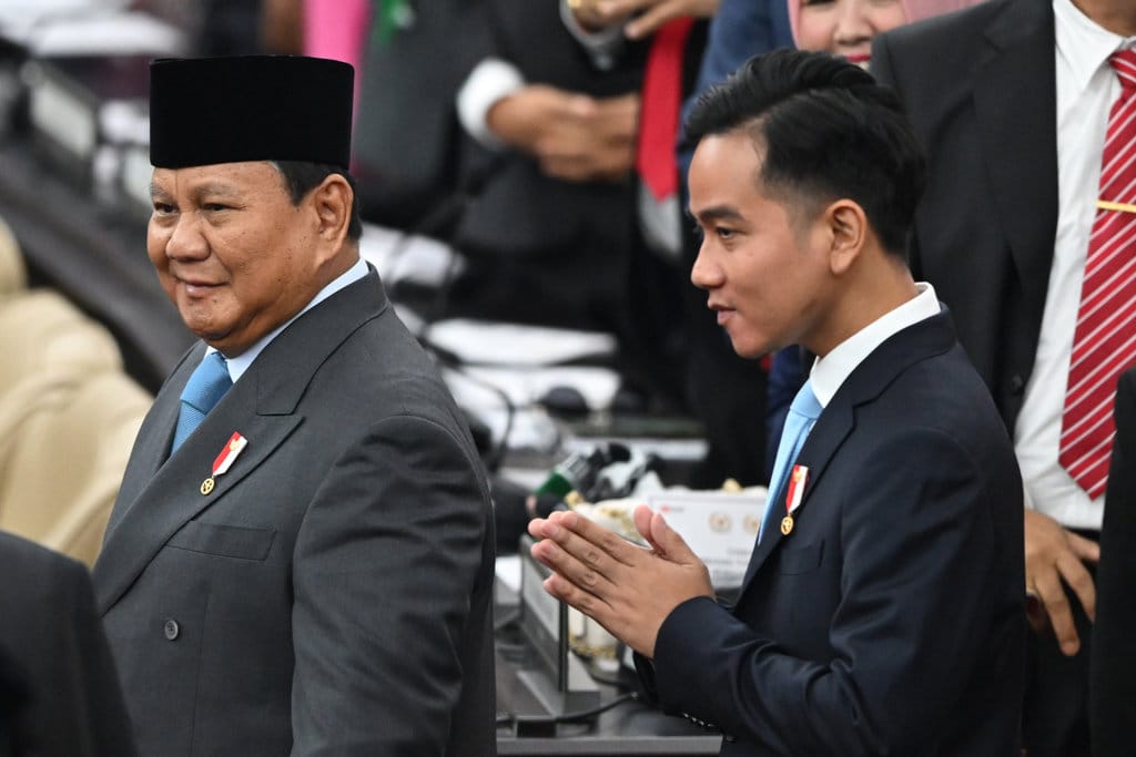 Presiden Prabowo Subianto (kiri) bersama Wapres Gibran Rakabuming Raka (kanan)