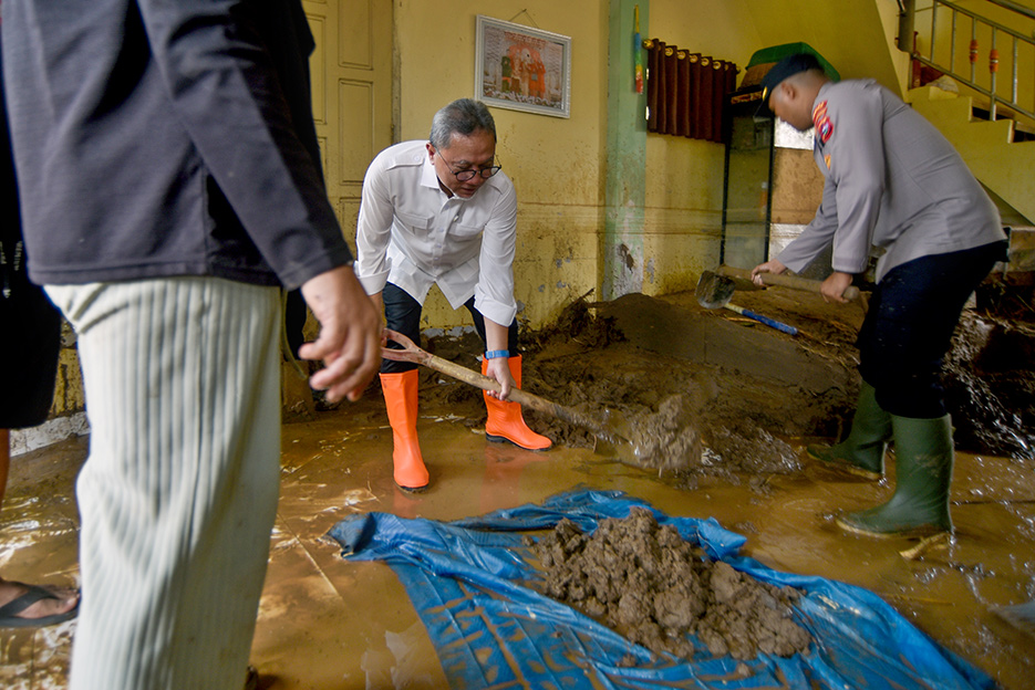Mengapa Elite Menjadikan Bencana Sebagai Panggung Pencitraan