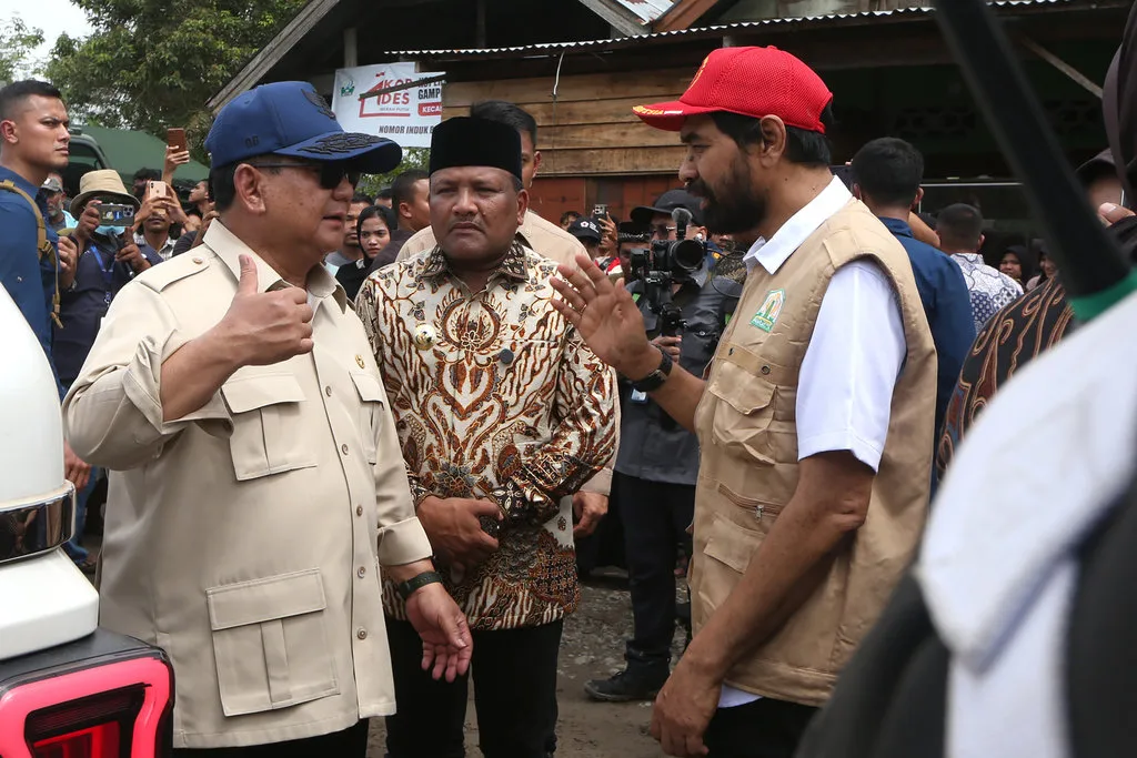 Presiden Prabowo Subianto (kiri) berbincang dengan Gubernur Aceh Muzakir Manaf (kanan)