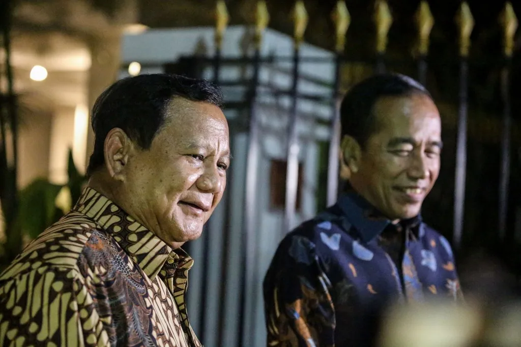 Presiden Prabowo Subianto (kiri) bersama Presiden ke-7 RI Joko Widodo (kanan)