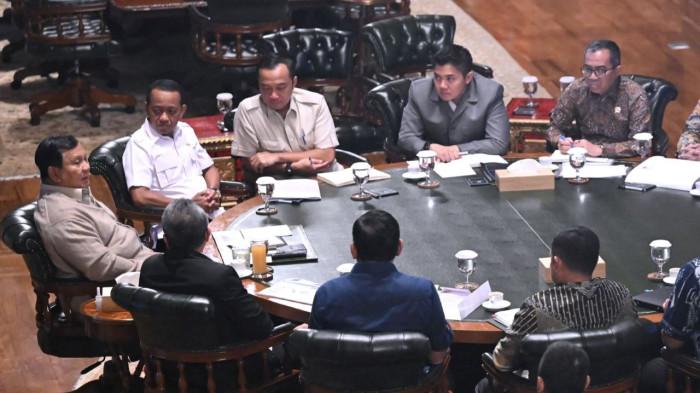 residen Prabowo Subianto menggelar pertemuan dengan sejumlah menteri Kabinet Merah Putih