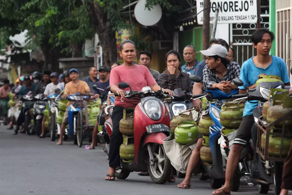 A long queue of people lining up to buy 3-kg LPG gas canisters in Surabaya