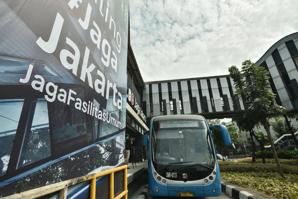 Bus Transjakarta berhenti untuk memuat penumpang di Halte Jaga Jakarta