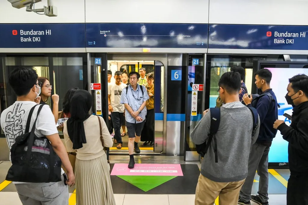 Calon penumpang mengantre untuk menaiki kereta moda raya terpadu (MRT) di Stasiun MRT Bundaran HI