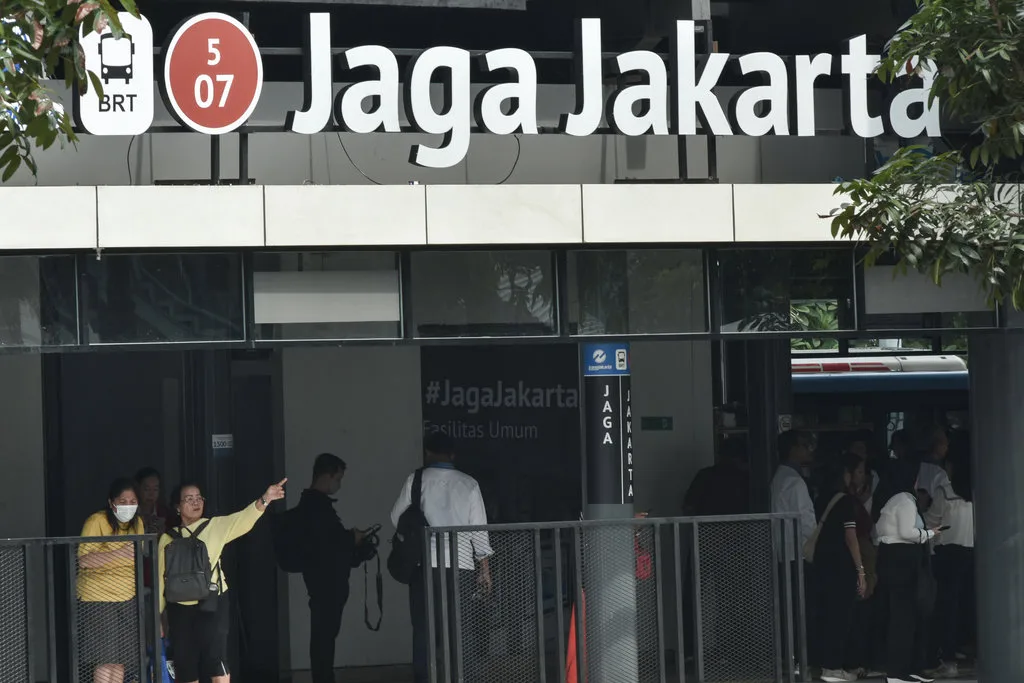 Calon penumpang menunggu kedatangan bus Transjakarta di Halte Jaga Jakarta
