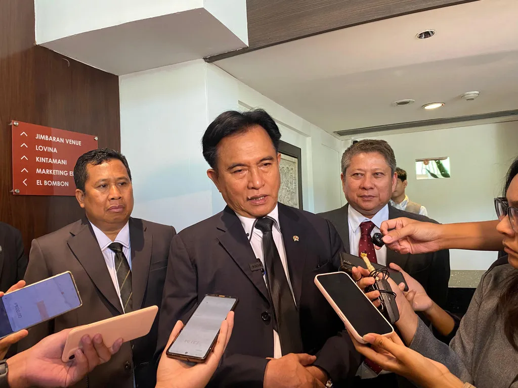 Konferensi Pers Menteri Koordinator Bidang Hukum, HAM, Imigrasi, dan Pemasyarakatan (Menko Kumham Imipas) Yusril Ihza