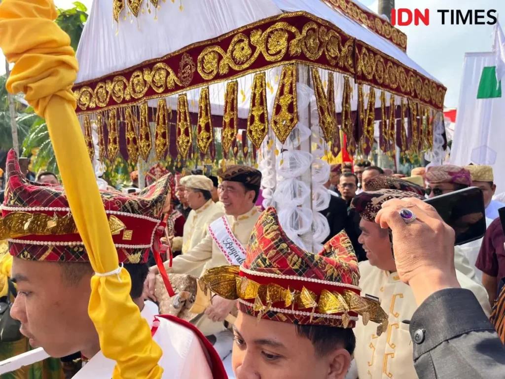 Jokowi menjalani prosesi adat di Kedatun Keagungan Lampung