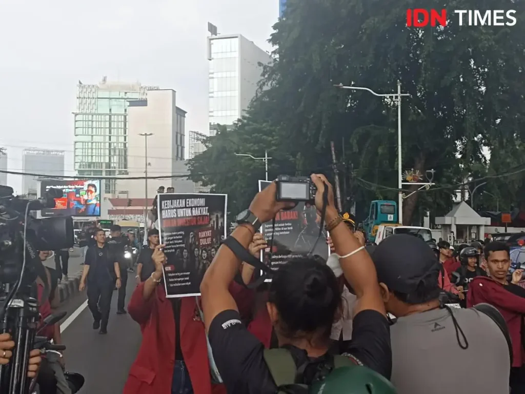 Mahasiswa dari Universitas Bung Karno (UBK) gelar aksi demonstrasi di Jalan Medan Merdeka Selatan