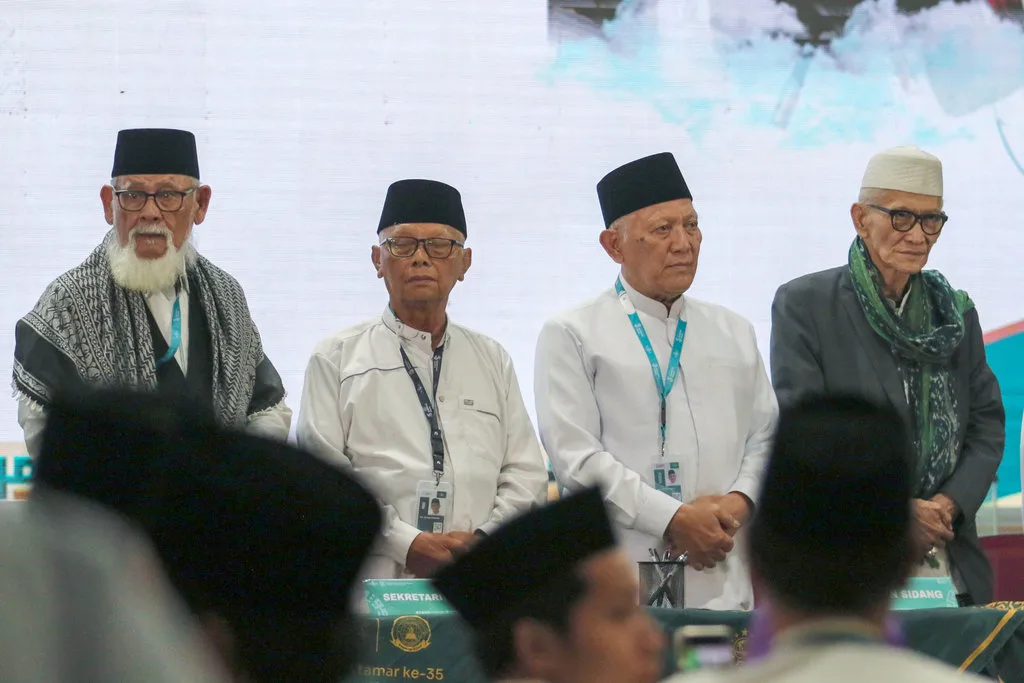 KH Abdul Hakim Mahfudz atau Gus Kikin (kedua kanan) dan Rais Aam KH Miftahul Ahyar